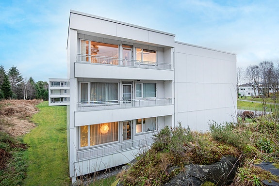 Leiligheten ligger i øverste etasje mot vest.