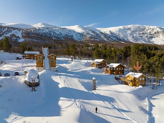 Lokal megler Ådne Holestøl Hognerud har gleden av å presentere denner lekre hytta i Skibyen - Sudndalen!