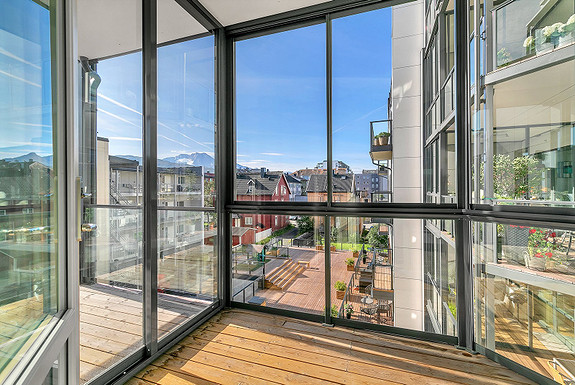 Balkongen er vendt mot bakgården, og er høyt nok oppe til at du får en luftig og solrik hverdag.