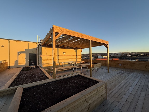 Beboerne har tilgang til en stor, felles takterrasse med flott utsikt og upåklagelige solforhold