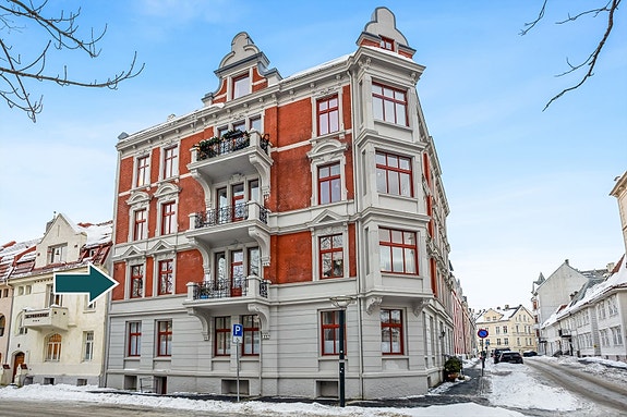 Velkommen til Sydneshaugen 21! Leiligheten befinner seg i 2.etg med utsikt fra stue og soverom.