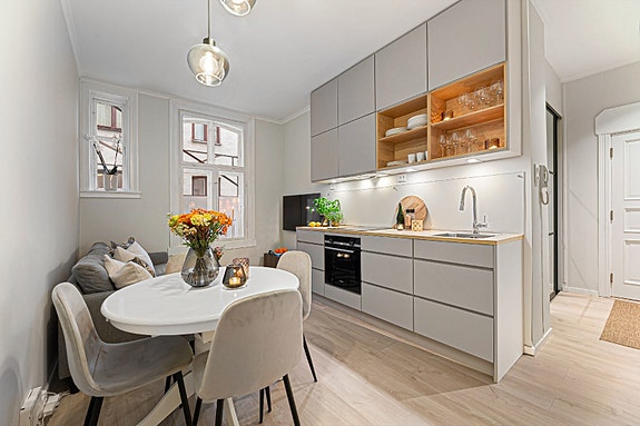 Velkommen til Olavs gate 11C - Smakfull, nyoppusset, sentral og "moderne" leilighet med arealeffektiv planløsning.