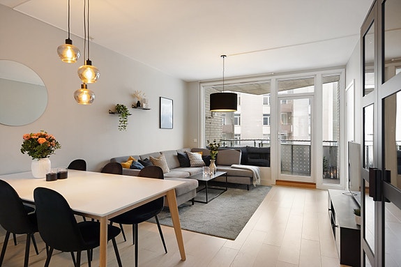 Velkommen til Gunnar Schjelderups vei 11G! Dette er en innbydende 3-roms leilighet beliggende i hjertet av Nydalen, med nærhet til det meste.