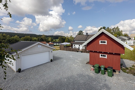 Velkommen til Engveien 5 - en hyggelig eiendom med enebolig, garasje og stabbur!