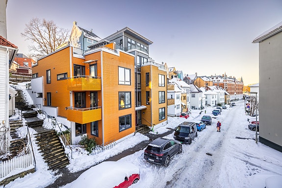 Moderne bygg med stor, felles takterrasse