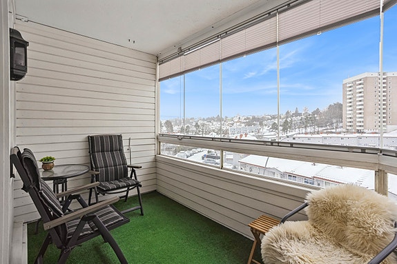 Velkommen til romslig 2-roms med sydvestvendt innglasset balkong med supre solforhold.