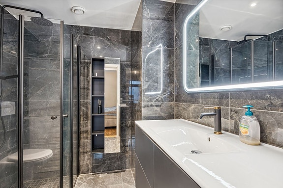 Badet ble renovert i 2023 og er lekkert flislagt med gulvvarme.