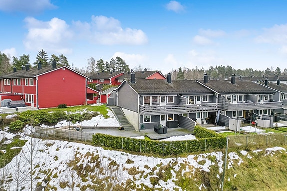 Velkommen til Knuten 53 - Enderekkehus med særdeles god beliggenhet.