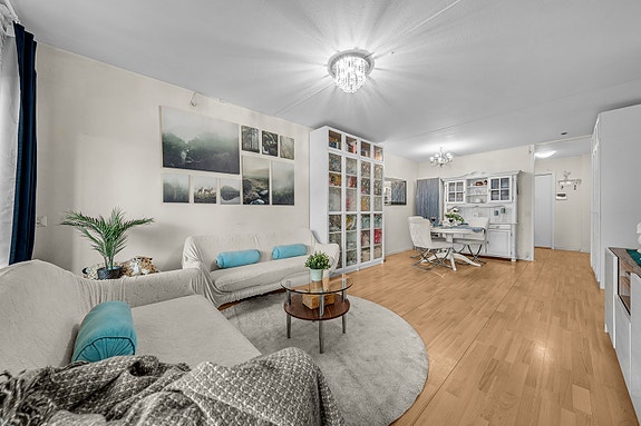 Nadeem Bokhari v/Nordvik Eiendomsmegling presenterer en 2-roms andelsleilighet med god planløsning. Leiligheten har moderniseringsbehov som gir deg muligheten til å sette ditt eget preg på boligen!