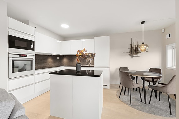 Eiendomsmegler Åse Gry Andreassen presenterer Brattholen 6