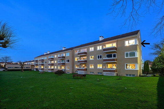 Leiligheten har en god plassering på hjørnet som gir ekstra mye naturlig lys inn. Den har mange kvaliteter man ønsker en leilighet skal inneholde, samtidig med gåavstand til alle fasiliteter Stavanger sentrum kan tilby.