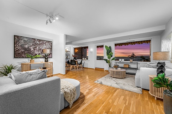 Velkommen til Elgtråkket 1C- En romslig 5 roms beliggende høyt og fritt med fantastisk utsikt!