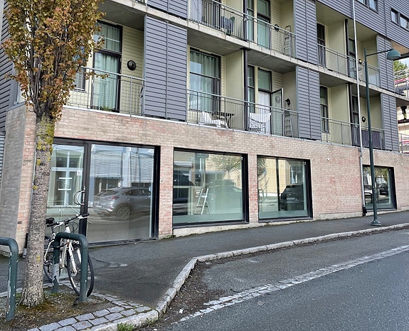 Fasade bygg. Næringsareal i 1. etasje og leiligheter over.