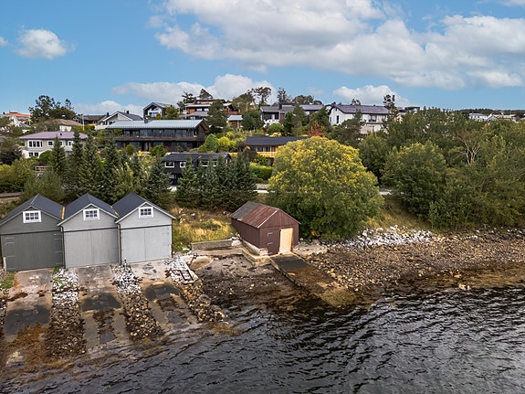 Naust Slevika idyllisk beliggenhet ved vannet