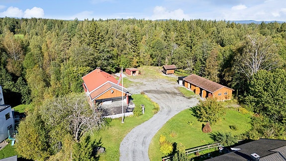Velkommen til Vingersdalen 22. En stor eiendom på 6,5 mål med dertil stor gårdsplass og brukervennlige garasje og diverse uthus.