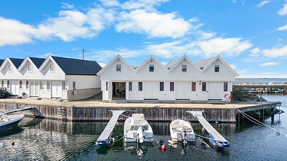 Naustet ligger på idylliske Varholmen i Åkrehamn, med en fantastisk utsikt mot havet og egen båtplass like utenfor.