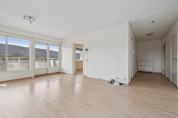 Stuen har store vindusflater, samt utgang til balkong.