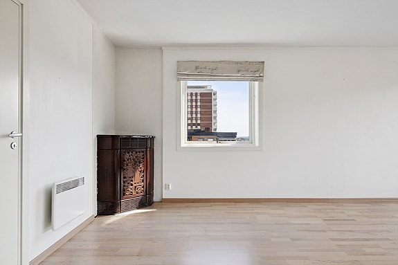 Stuen har peisovn tilknyttet teglsteinspipe.