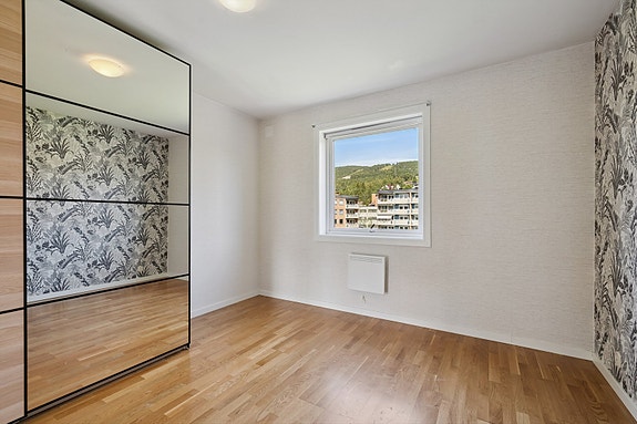 Soverommet har plass til både dobbeltseng og oppbevaring.