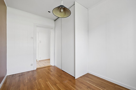 Plassbygd garderobeskap med god plass til oppbevaring.