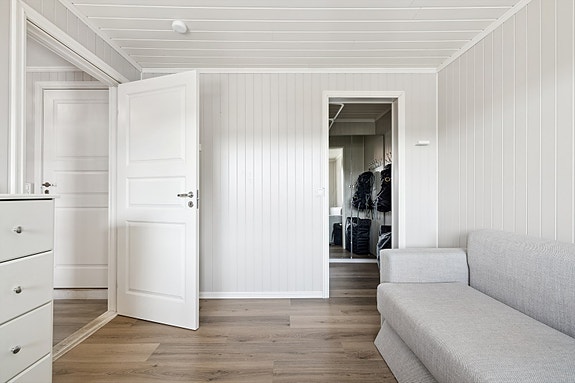 Soverom med eget walk-in closet