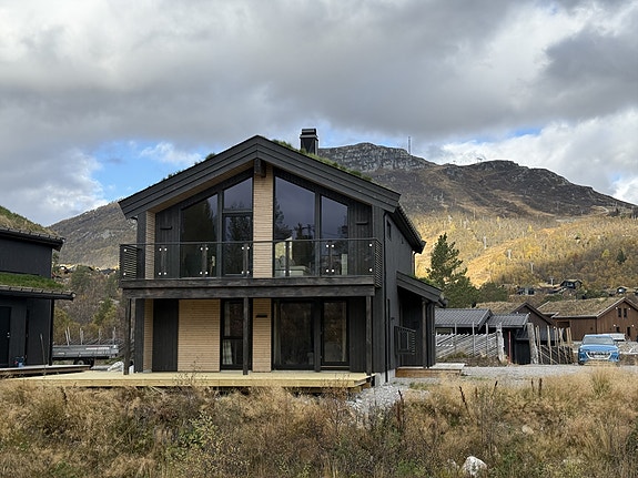 - Velkommen til Dyregrenda sør og Fjellparkvegen 42 - Skisenteret i bakgrunnen.