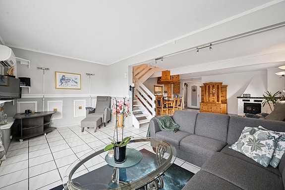 Stor og romslig stue med flere fine "soner"