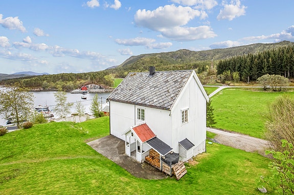 Fin beliggenhet i landlige omgivelser og sjøutsikt
