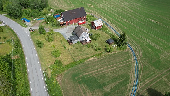 Eiendommen er på ca. 80 750 kvm og er opparbeidet med plenarealer, prydbusker, beplantninger, trær, dyrket mark m.m.