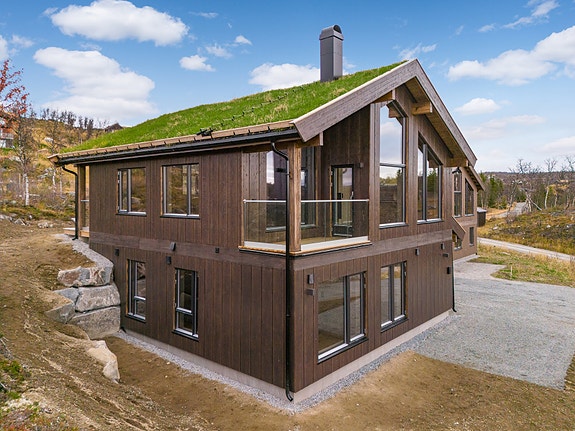 Eiendomsmegler Jannike S. Herleiksplass har gleden av å presentere to prosjekterte hytter på Kikut Sør (Bilde fra tilsvarende hytte)