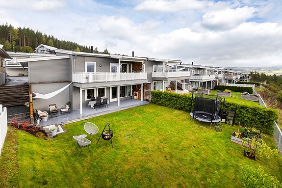 Velkommen til Loftsbergveien 11.Denne eiendommen har en flat og fin inngjerdet hage. Enorm utsikt!