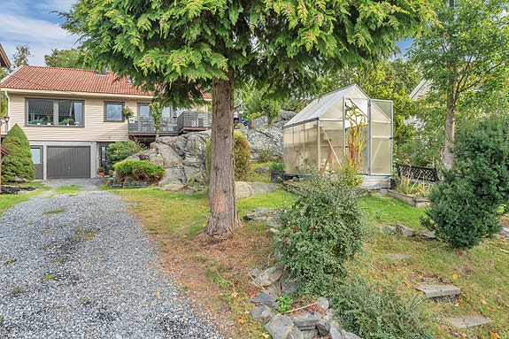 Velkommen til Lerkeveien 10A - Romslig familie bolig med smart arealfordeling, garasje i tilknytning til boligen