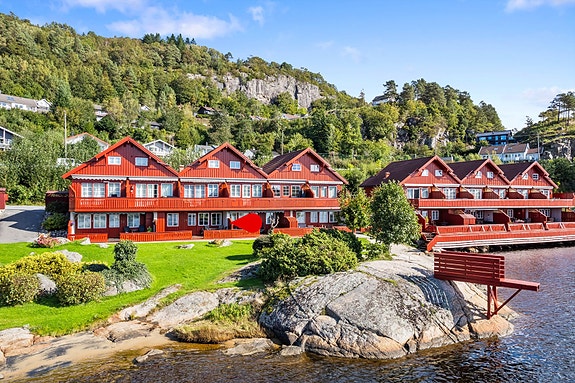 Ferieleiligheten har en sjønær beliggenhet på Mones.