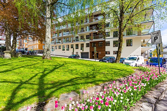 Velkommen til SG51 og denne lekre og innholdsrike selveierleiligheten i 2. etasje midt i hjertet av Tønsberg sentrum - presentert av eiendomsmegler Jesper Snekkestad