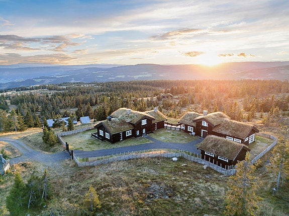 Flott hyttetun med panoramautsikt over fjellheimen.