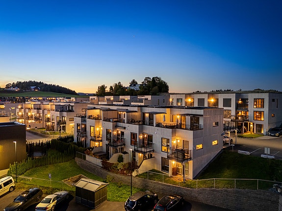 Kari Killi v/ Notar Romerike har gleden av å presentere Nitteberglia 80.