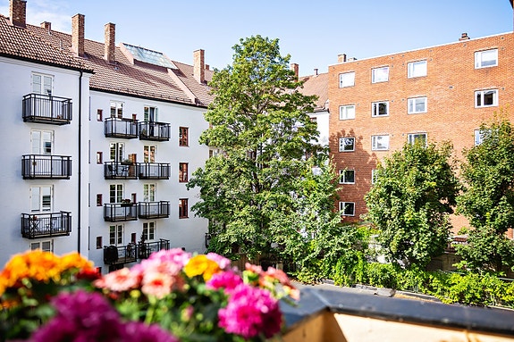 Balkongen ligger vendt mot rolig bakgård
