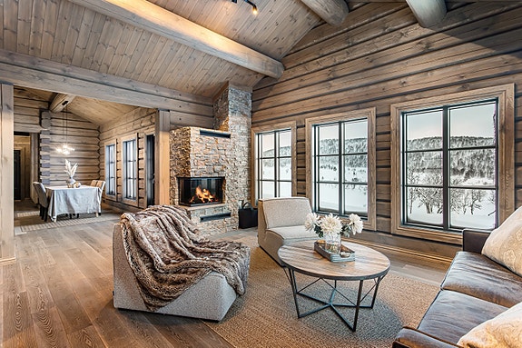 Eksklusiv innebygd peis kledd med Valdres steinpanel. Dette er et ildsted som skaper en perfekt stemning og en lun atmosfære på kalde kvelder. -Foto fra tilsvarende hyttemodell.