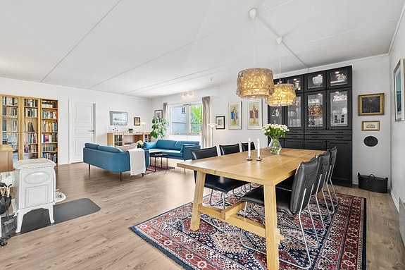 Lys, stor og romslig stue