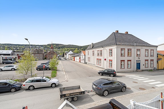 Det er umiddelbar nærhet til handlesenter, dagligvare, buss, barnehage, barneskole og idrettsanlegg
