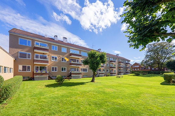 En pen og innbydende leilighet med 3 soverom og stor stue plassert i byggets andre etasje.