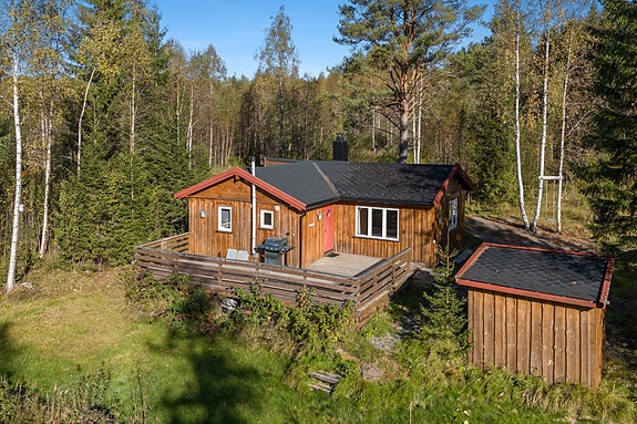 Velkommen til Hvitsanden 82! En fin eiendom på selveid tomt med utebod. Helårsvei!