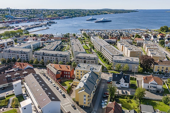 Eiendommen har meget sentral beliggenhet ved Glassverket på Jeløya, med gangavstand til hverdagslig aktivitet og rekreasjonsmuligheter.