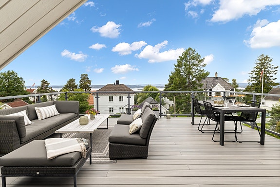 Velkommen til Granveien 10 - En stor og lekker enebolig fra 2013 | Fjordutsikt | Hybel | Solrikt | 2 garasjeplasser | Barnevennlig