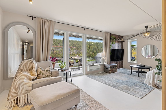 Velkommen til Åmotlia 1. Stor 4-roms topp-/endeleilighet i et rolig og barnevennlig område med kort gangavstand til Heggedal sentrum.