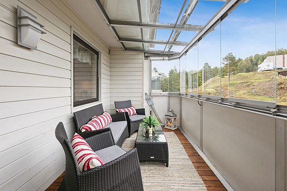 Innglasset balkong på 13,6 kvm - kan brukes store deler av året.