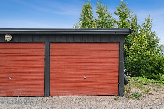 Garasjeplass i garasjerekke - praktisk og moderne.