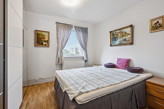 Soverom 1 - Romslig hovedsoverom med skyvedørsgarderobe.