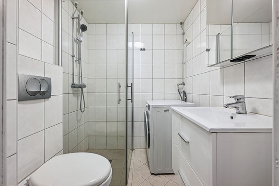 Baderommet ble renovert i 2014 i regi av borettslaget, ferdigattest finner sted. Opplegg for vaskemaskin.
