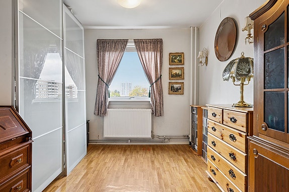 Soverom 2 - Pent soverom med skyvedørsgarderobe, boligen har vannbåren varme i flere rom!